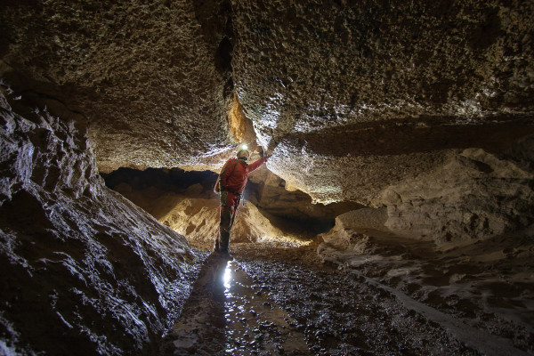 Le condotte nel conglomerato del Montello nella grotta Bo' Pavei (foto S-Team)